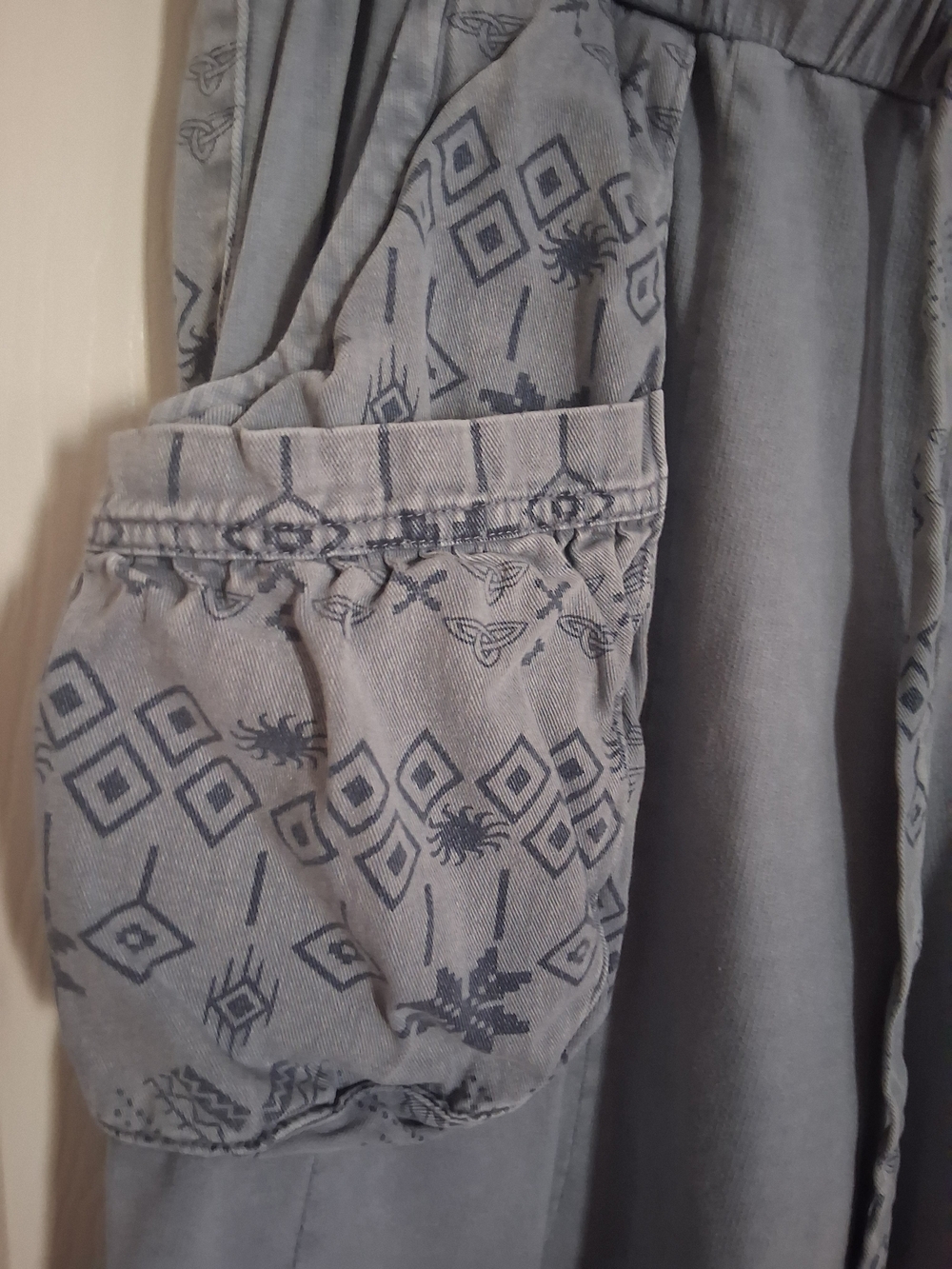 easel Wide Leg Pants in Light Gray with Embroidered Pockets - Picture 4 of 7